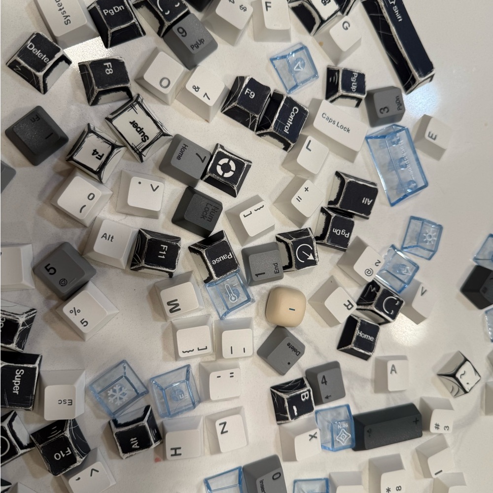 Source Unknown Mixed Color Keyboard Keycaps - Picture 3 of 8